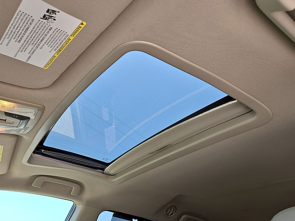 Thumbnail: 2016 Toyota Sienna - 21