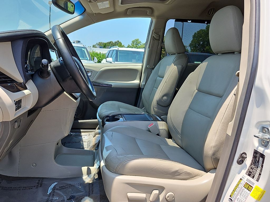 Thumbnail: 2016 Toyota Sienna - 10