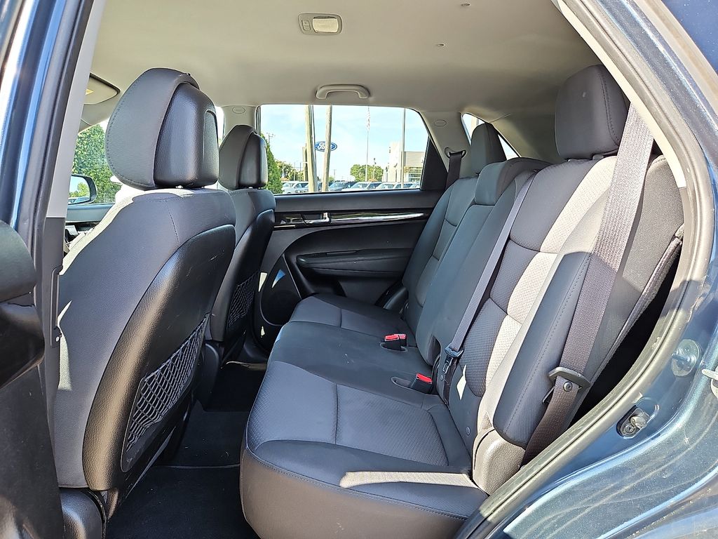 Thumbnail: 2012 Kia Sorento - 9