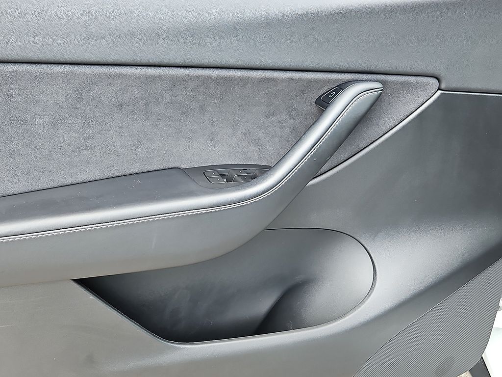 Thumbnail: 2022 Tesla Model Y - 17