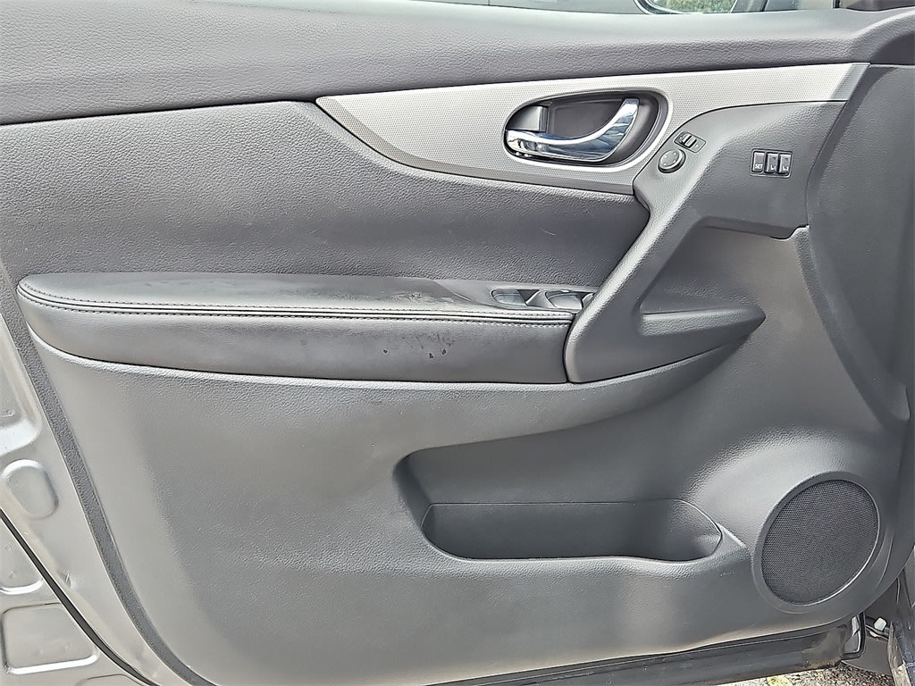 Thumbnail: 2020 Nissan Rogue Sport - 20