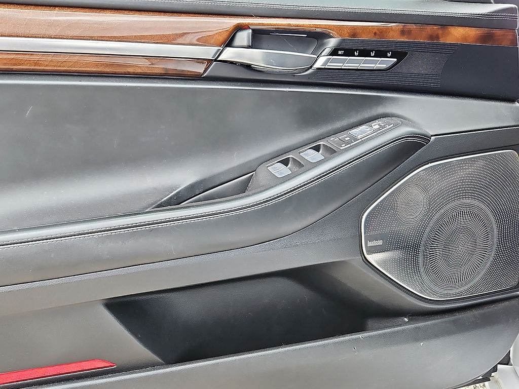 Thumbnail: 2018 Genesis G90 - 18