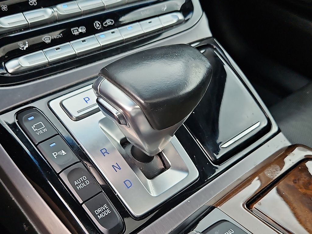 Thumbnail: 2018 Genesis G90 - 12