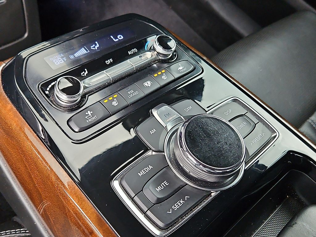 Thumbnail: 2018 Genesis G90 - 29