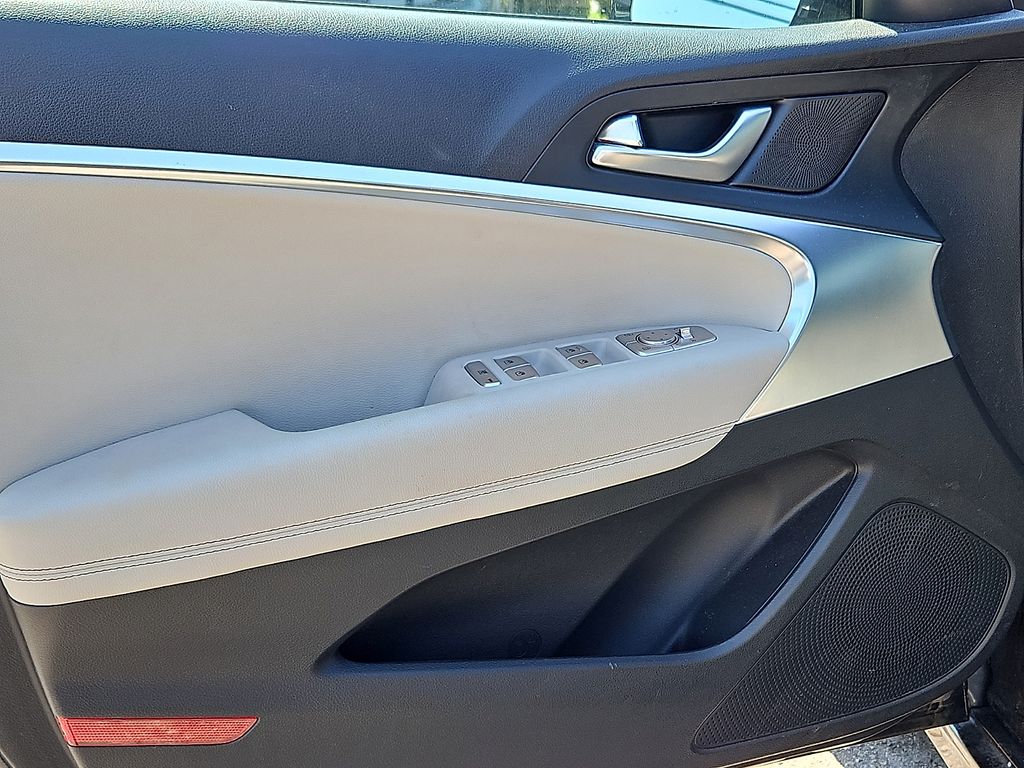 Thumbnail: 2025 Genesis G70 - 19