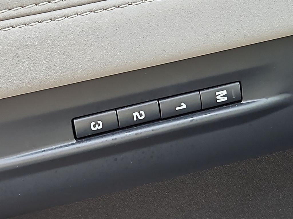 Thumbnail: 2022 Land Rover Range Rover Evoque - 28