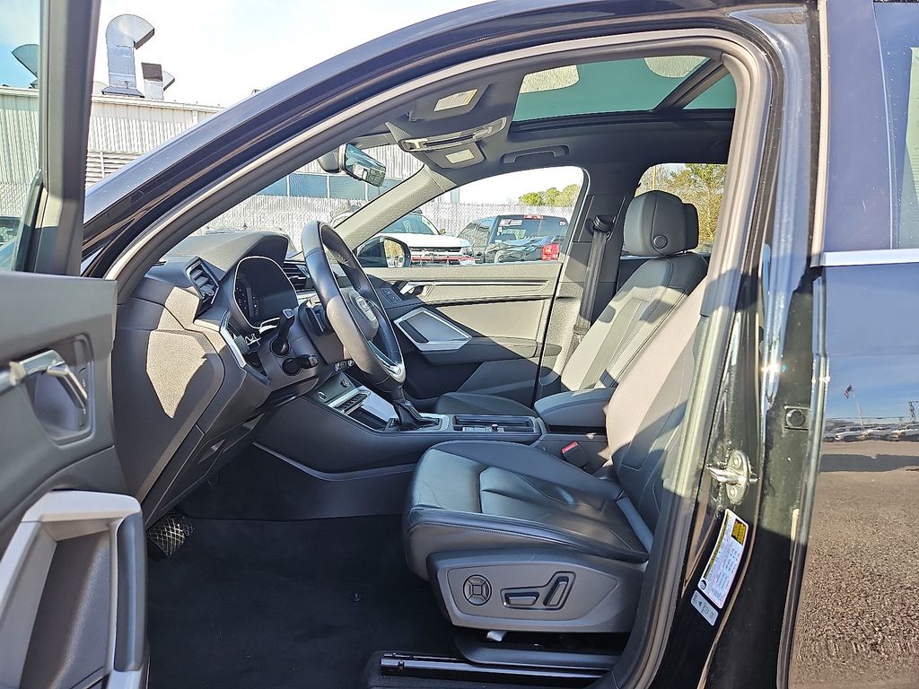 Thumbnail: 2024 Audi Q3 - 9