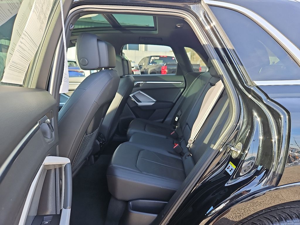 Thumbnail: 2024 Audi Q3 - 10