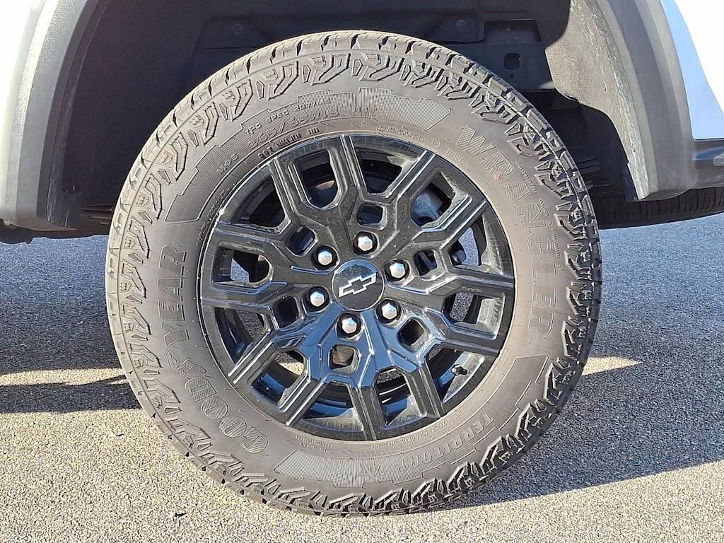 Thumbnail: 2023 Chevrolet Colorado - 8