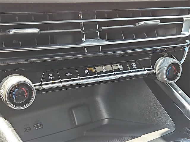 Thumbnail: 2025 Chevrolet Traverse - 16