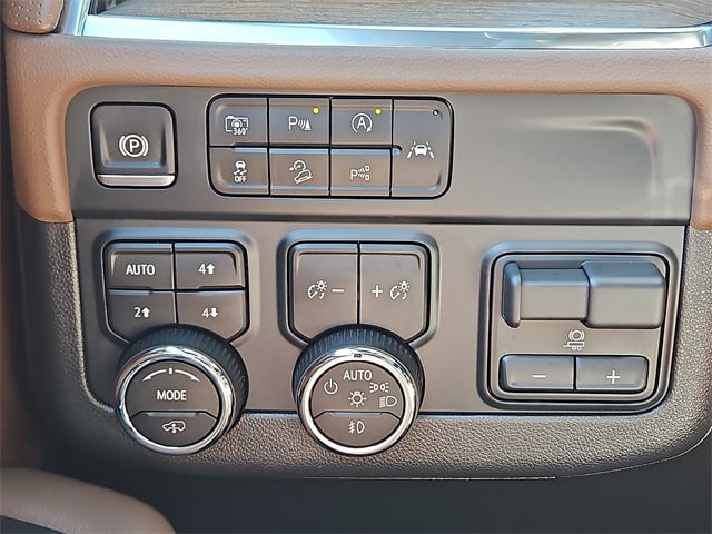 Thumbnail: 2025 Chevrolet Suburban - 25