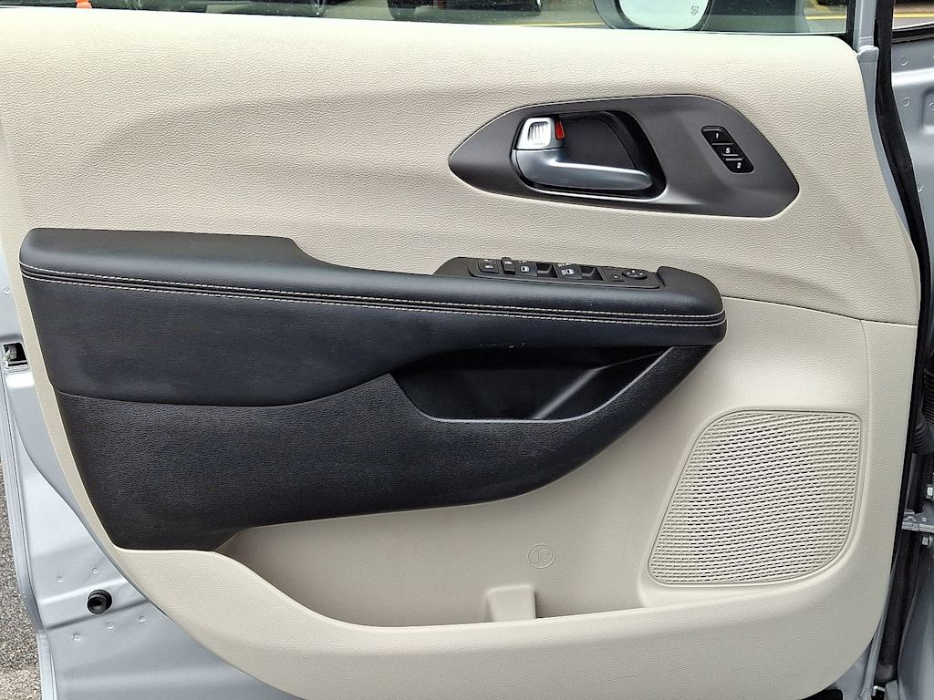 Thumbnail: 2023 Chrysler Pacifica - 28