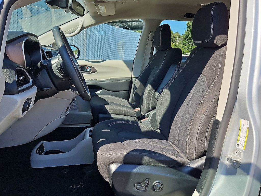 Thumbnail: 2024 Chrysler Voyager - 10