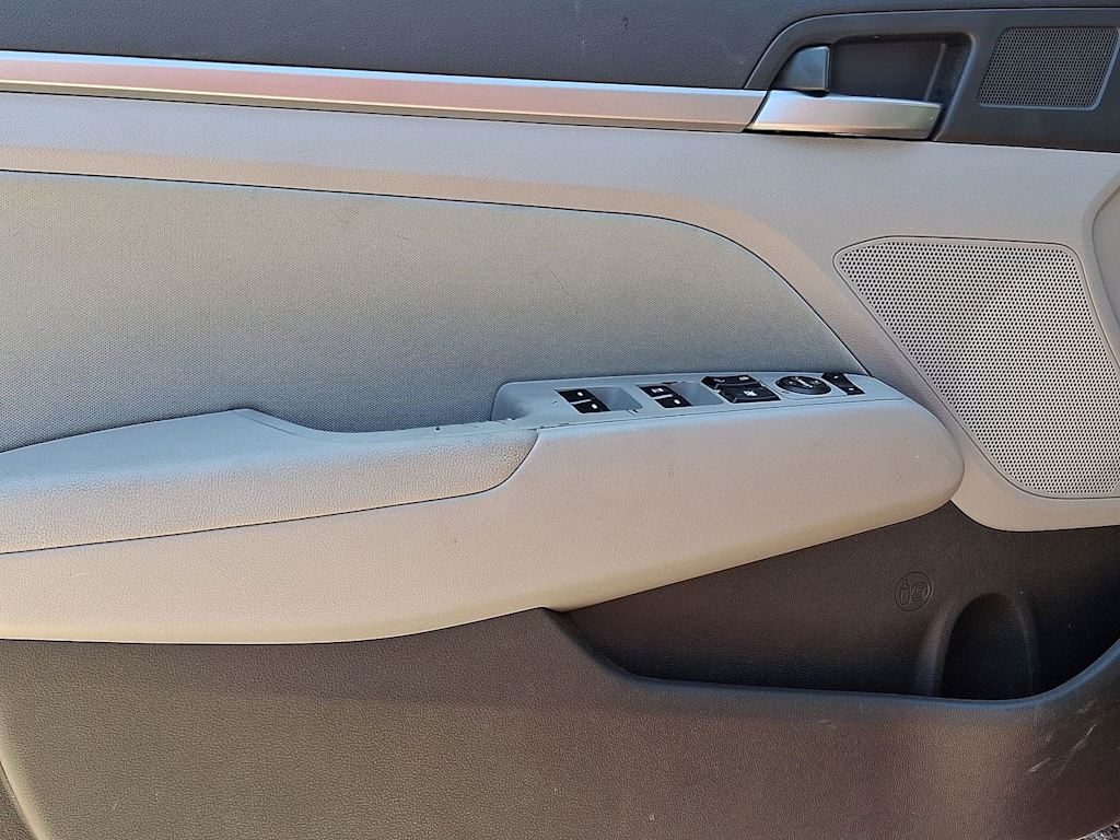 Thumbnail: 2018 Hyundai Elantra - 31