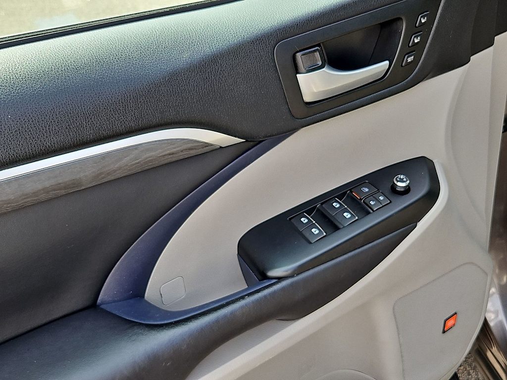 Thumbnail: 2019 Toyota Highlander - 33