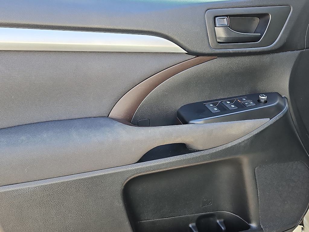 Thumbnail: 2017 Toyota Highlander - 32