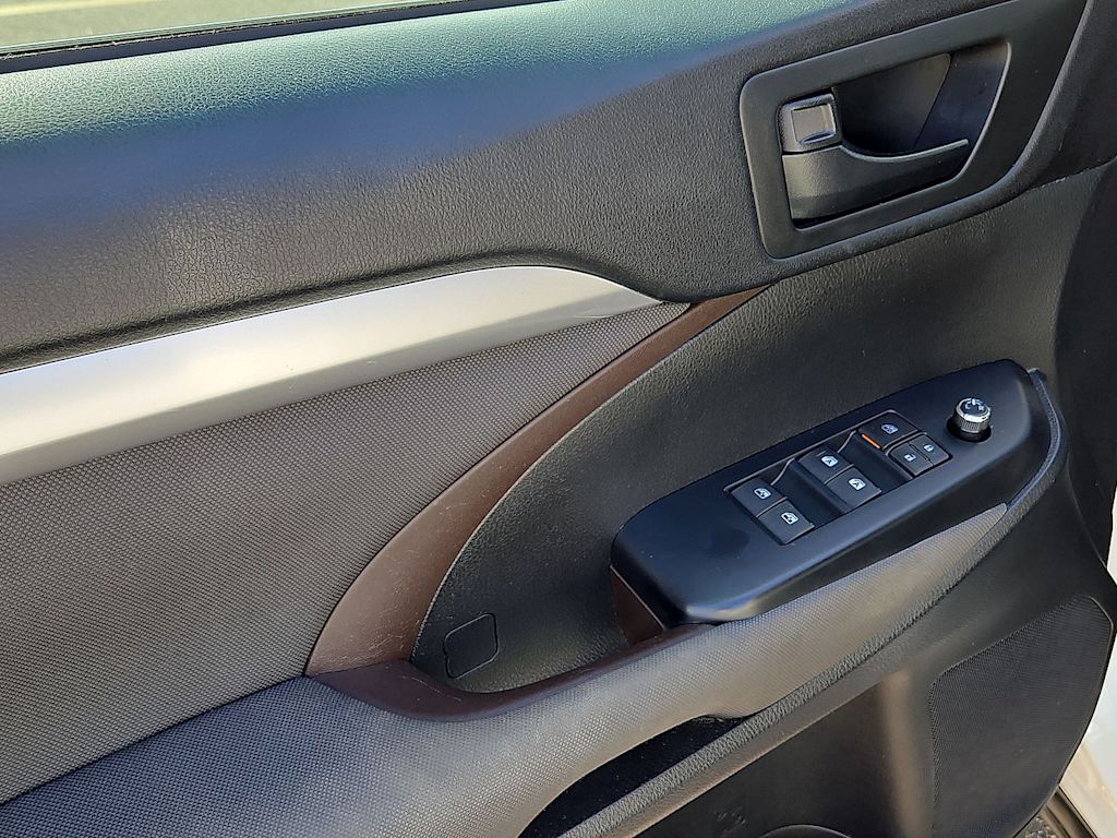 Thumbnail: 2017 Toyota Highlander - 33