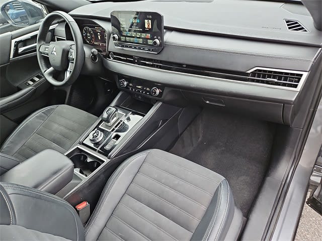 Thumbnail: 2023 Mitsubishi Outlander - 38
