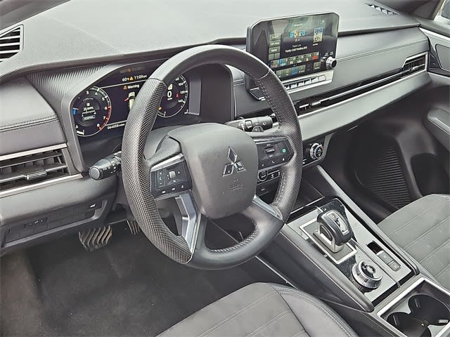 Thumbnail: 2023 Mitsubishi Outlander - 13