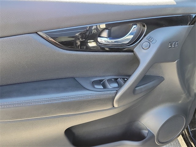 Thumbnail: 2022 Nissan Rogue Sport - 23