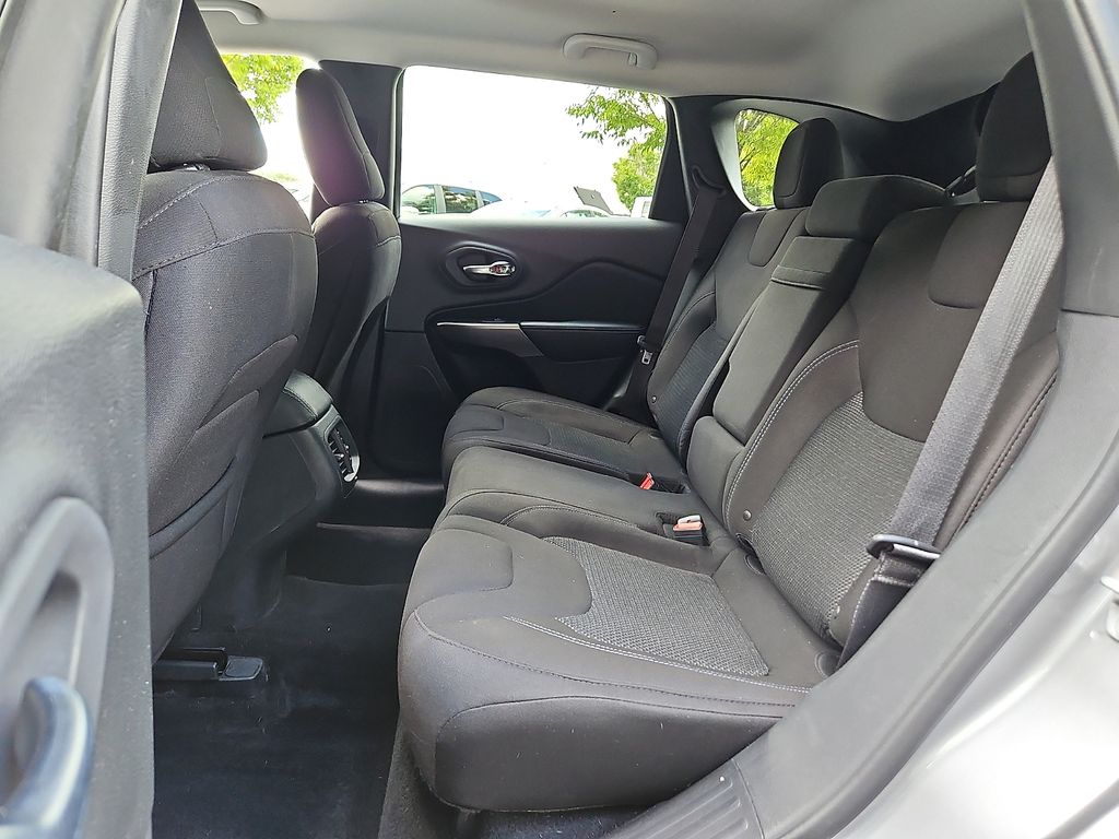 Thumbnail: 2019 Jeep Cherokee - 12