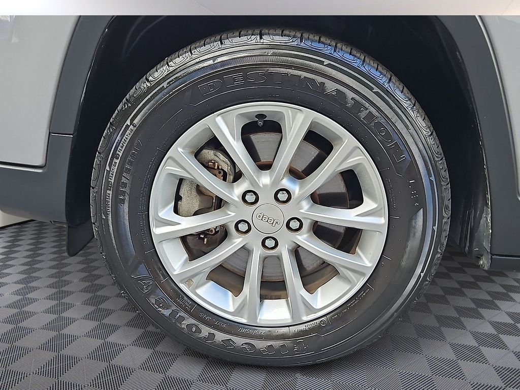 Thumbnail: 2019 Jeep Cherokee - 8