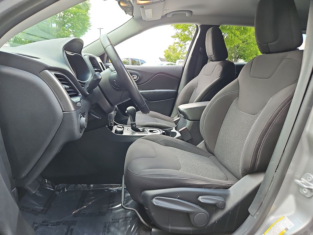 Thumbnail: 2019 Jeep Cherokee - 11