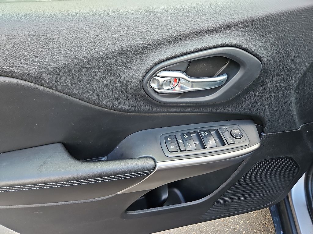 Thumbnail: 2019 Jeep Cherokee - 21