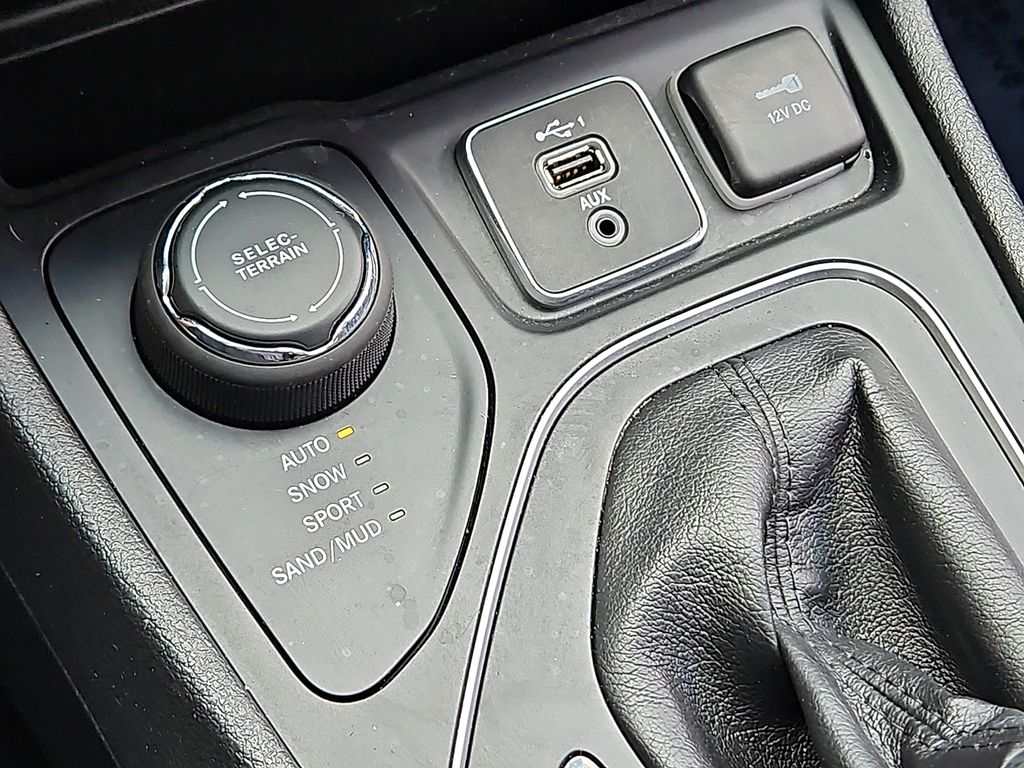 Thumbnail: 2019 Jeep Cherokee - 26