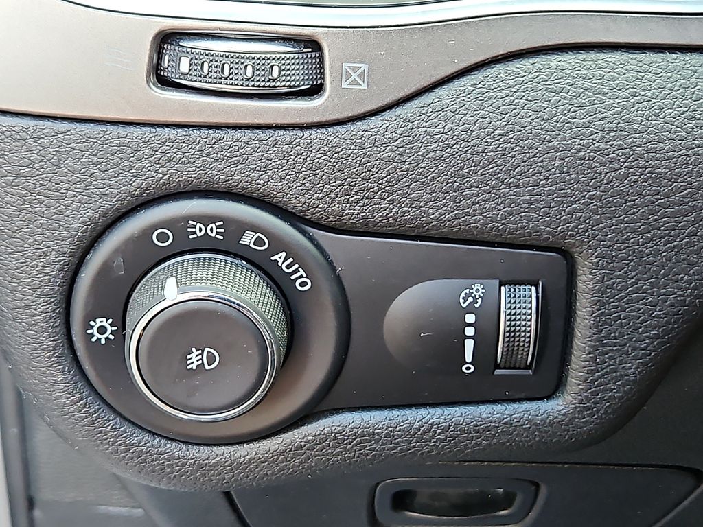 Thumbnail: 2019 Jeep Cherokee - 28
