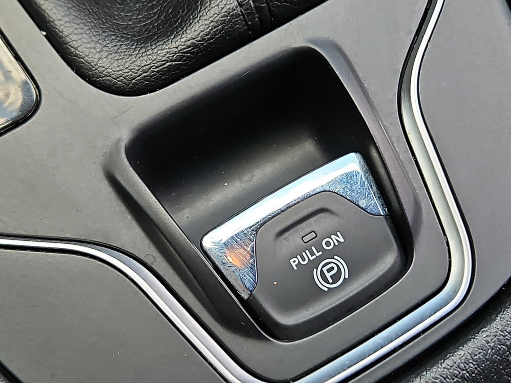 Thumbnail: 2019 Jeep Cherokee - 27
