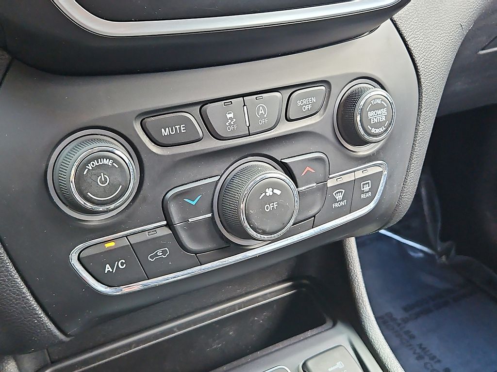 Thumbnail: 2019 Jeep Cherokee - 22