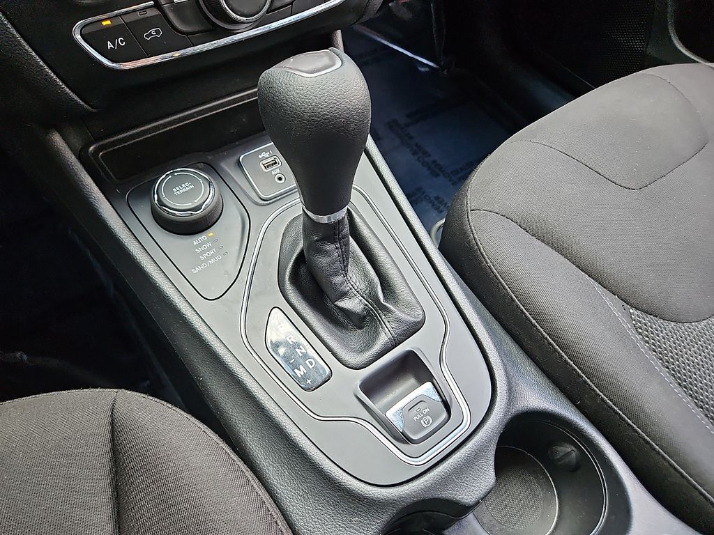 Thumbnail: 2019 Jeep Cherokee - 14