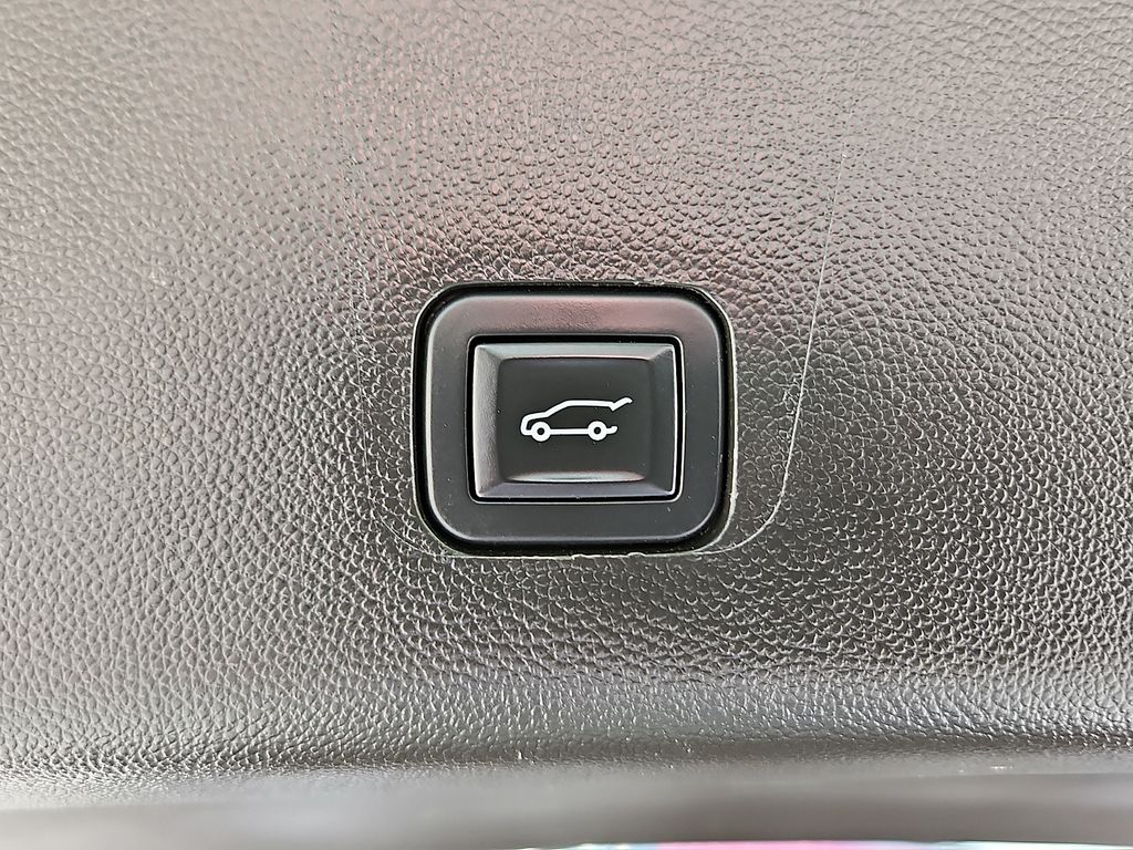 Thumbnail: 2020 Chevrolet Traverse - 17