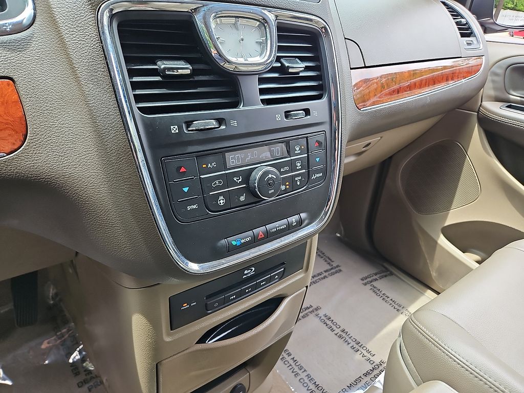 Thumbnail: 2013 Chrysler Town & Country - 13