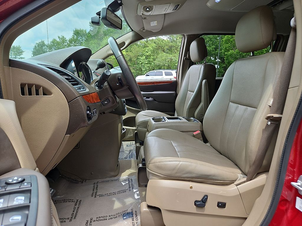 Thumbnail: 2013 Chrysler Town & Country - 11