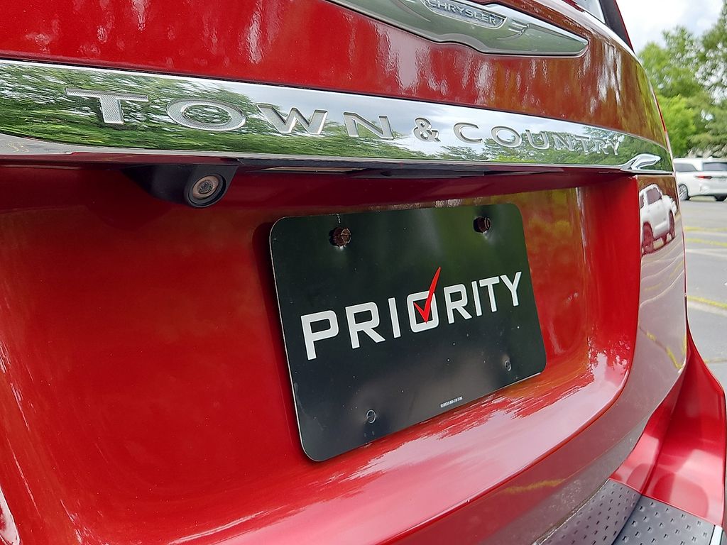 Thumbnail: 2013 Chrysler Town & Country - 30