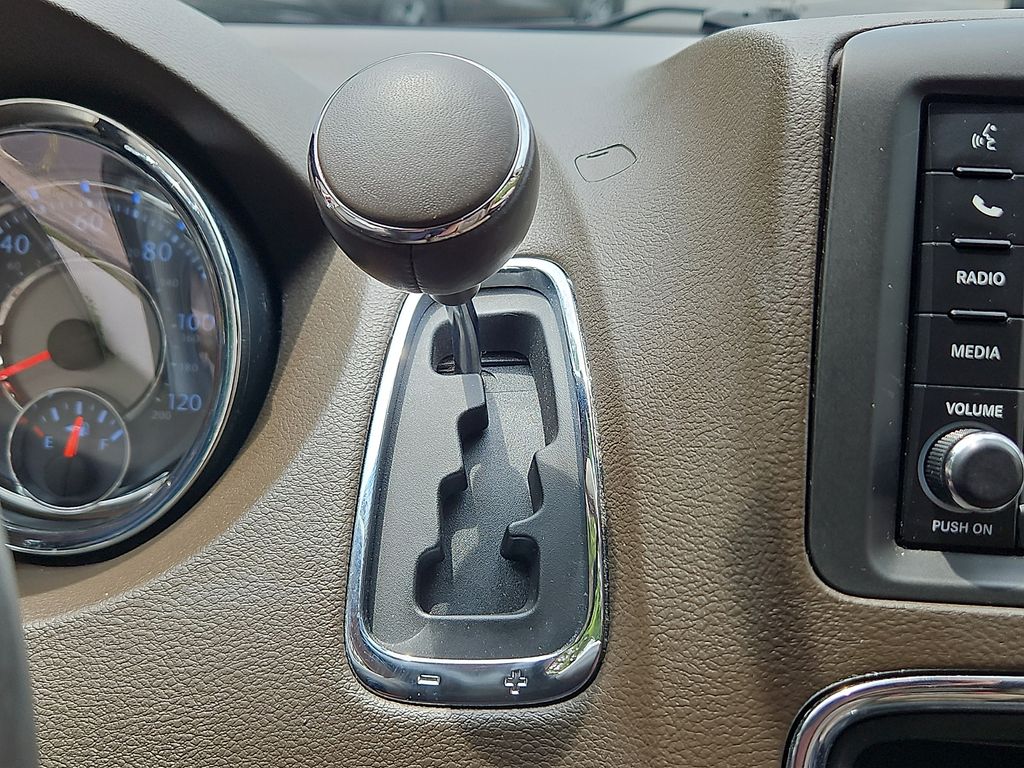 Thumbnail: 2013 Chrysler Town & Country - 26