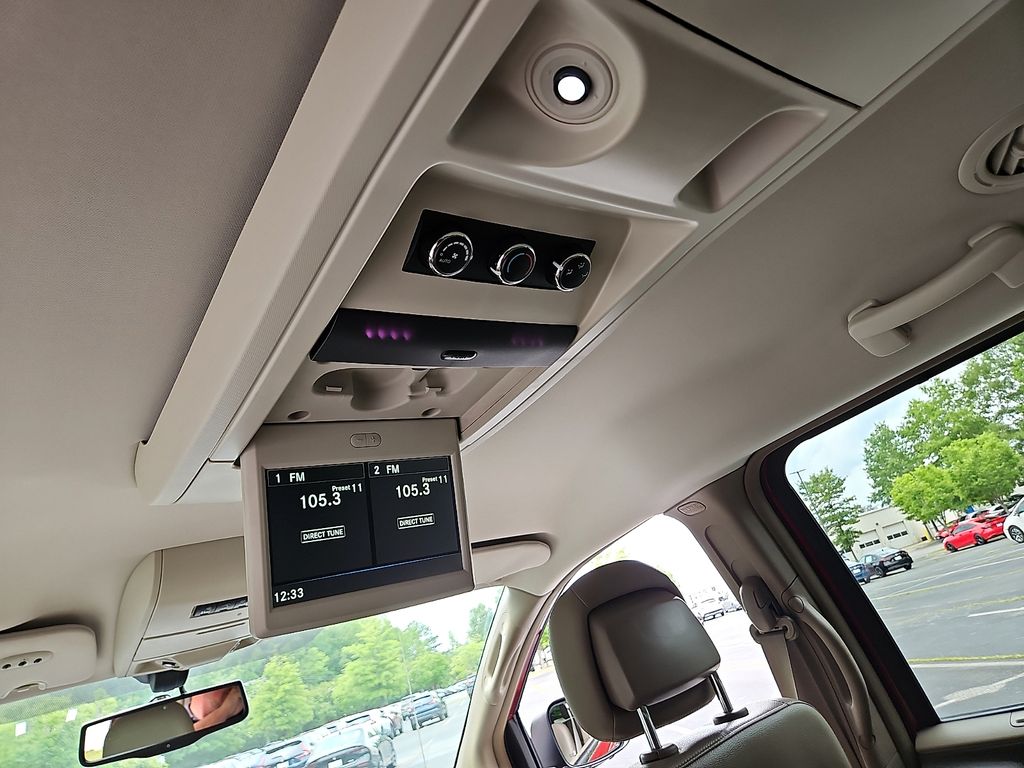 Thumbnail: 2013 Chrysler Town & Country - 19