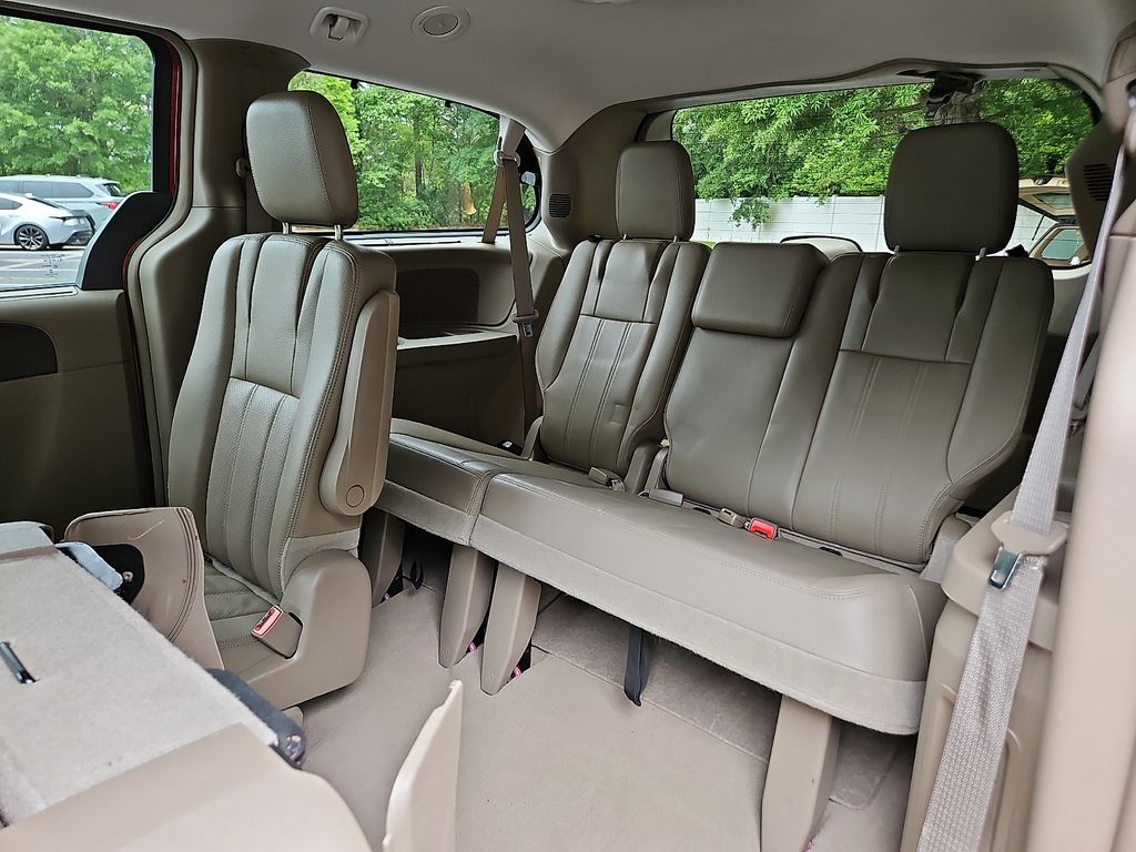 Thumbnail: 2013 Chrysler Town & Country - 18