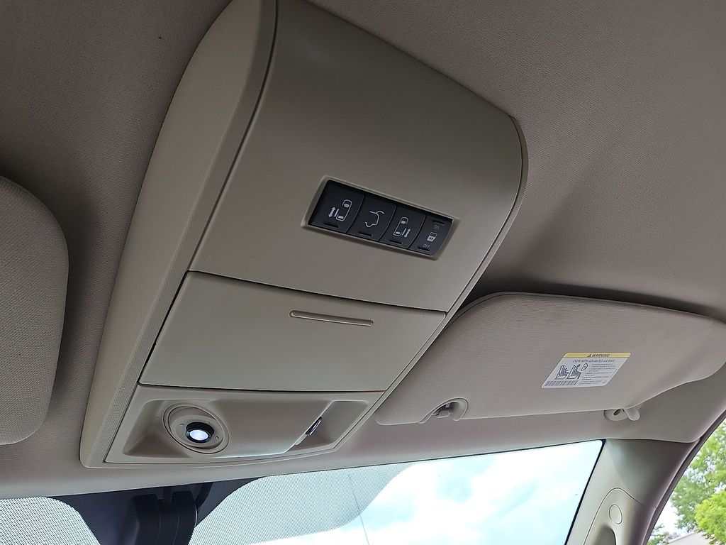 Thumbnail: 2013 Chrysler Town & Country - 28