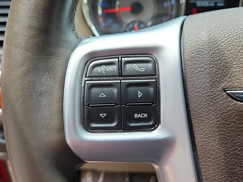 Thumbnail: 2013 Chrysler Town & Country - 23