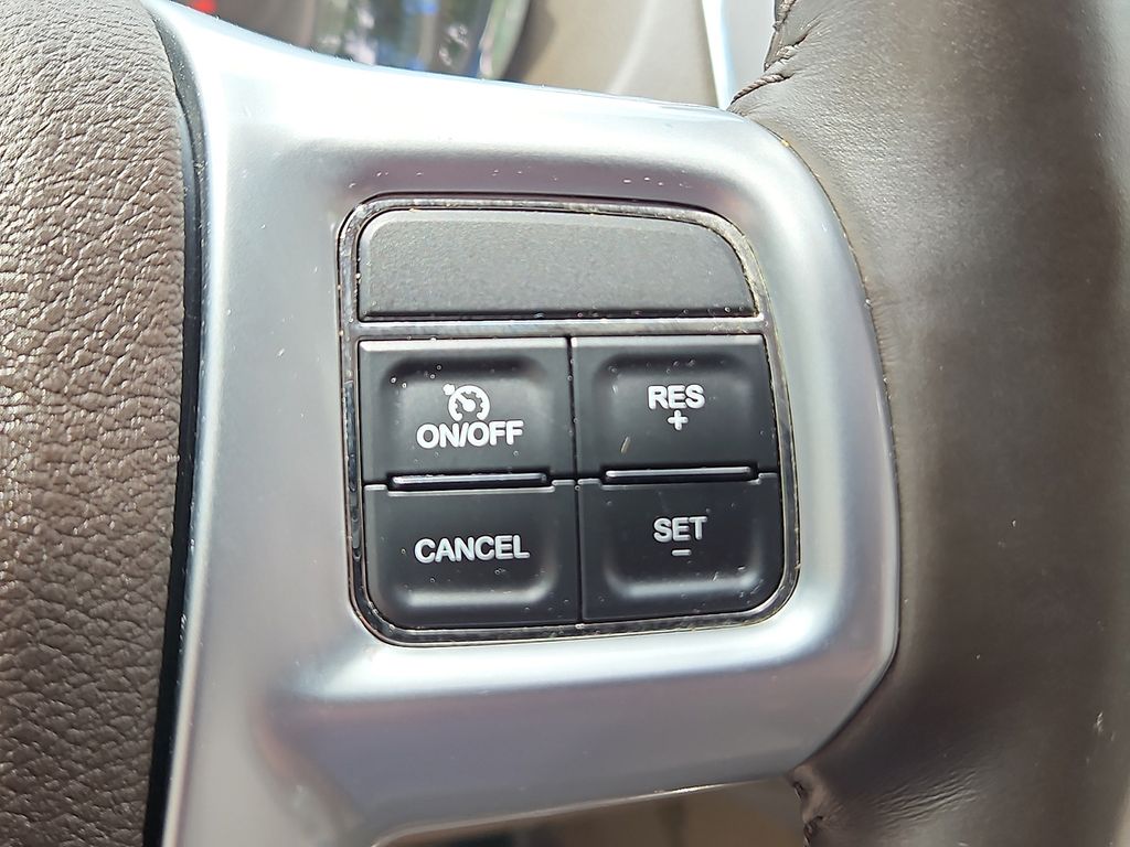 Thumbnail: 2013 Chrysler Town & Country - 24