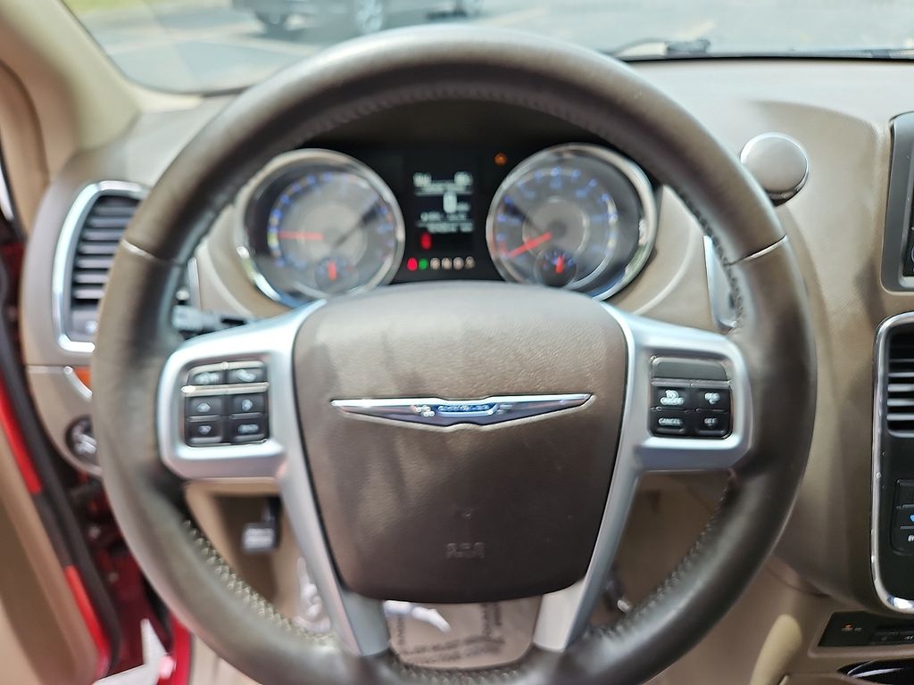 Thumbnail: 2013 Chrysler Town & Country - 10