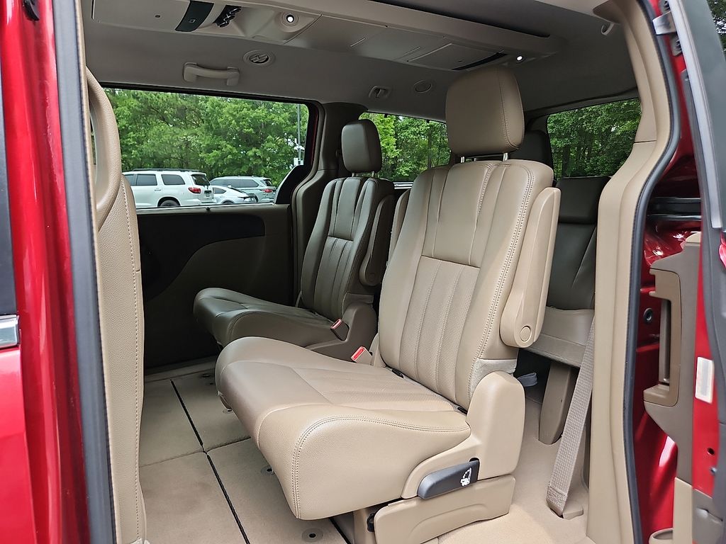 Thumbnail: 2013 Chrysler Town & Country - 12