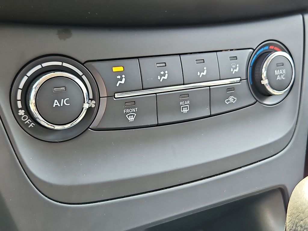 Thumbnail: 2016 Nissan Sentra - 21