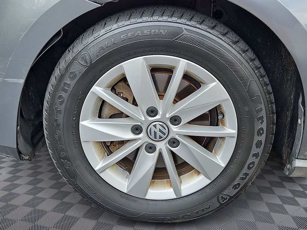 Thumbnail: 2015 Volkswagen Golf - 8