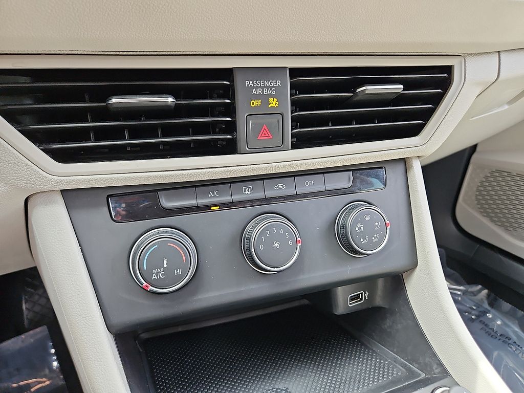 Thumbnail: 2019 Volkswagen Jetta - 22