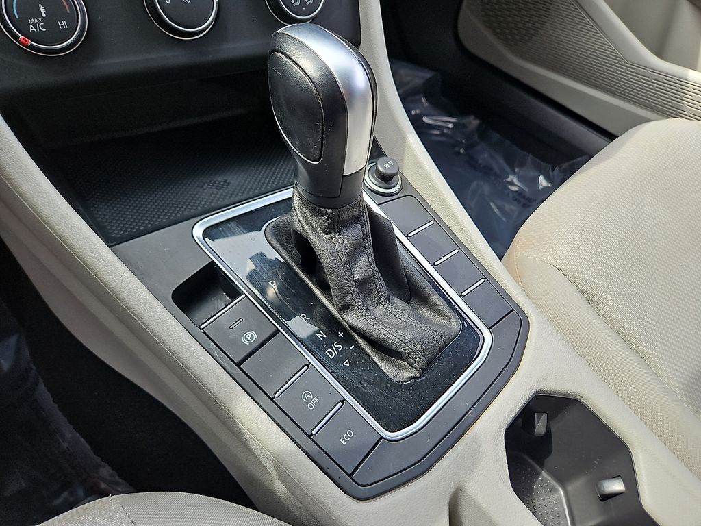 Thumbnail: 2019 Volkswagen Jetta - 14