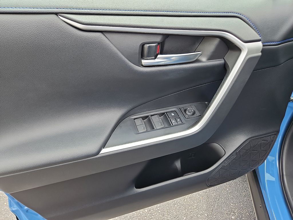 Thumbnail: 2022 Toyota RAV4 - 18